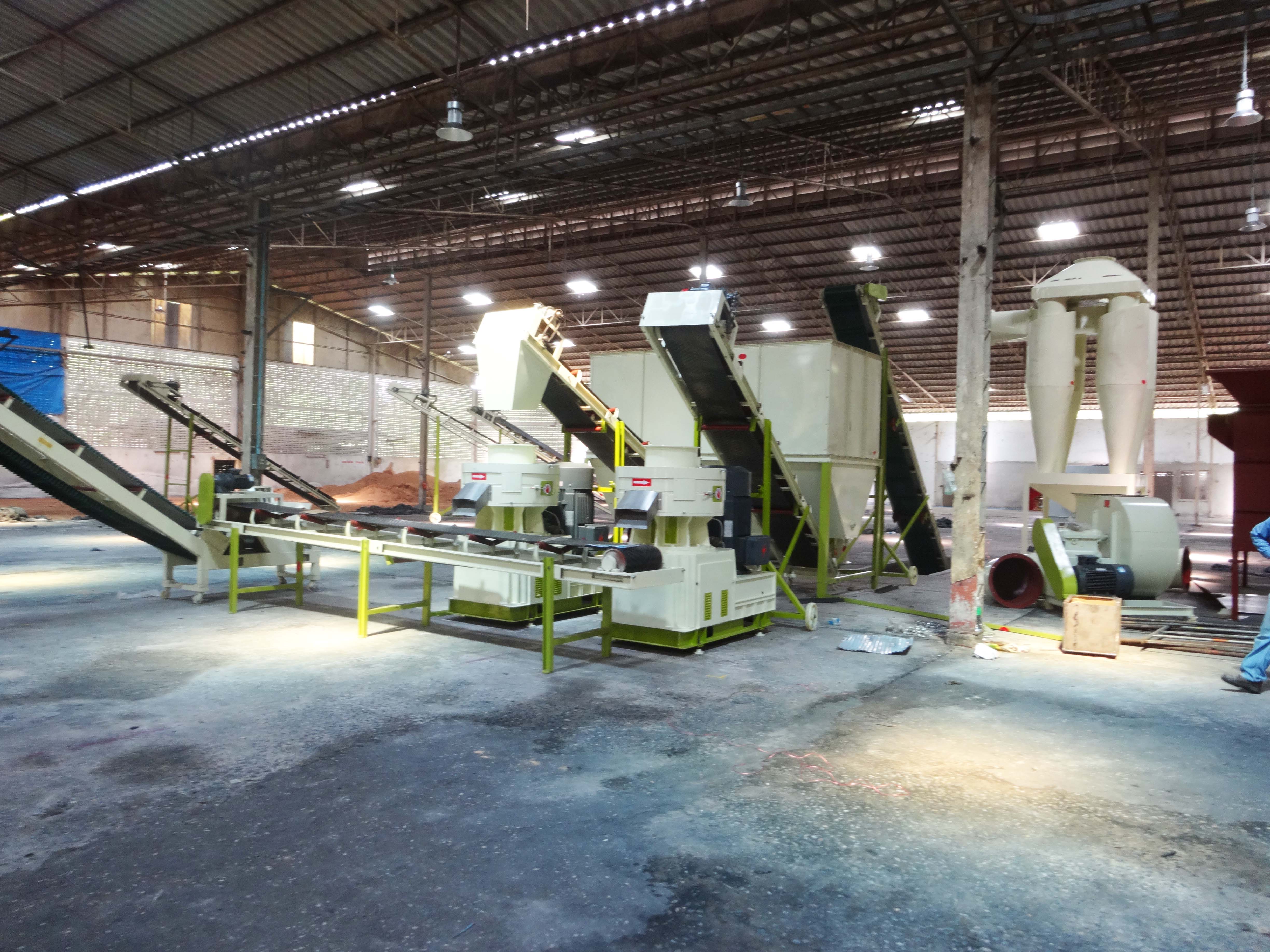 2014年泰國時産(chǎn)6噸(dūn)橡膠木顆粒機組